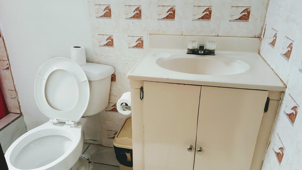 Sea Breeze Guest House Belize City Buitenkant foto
