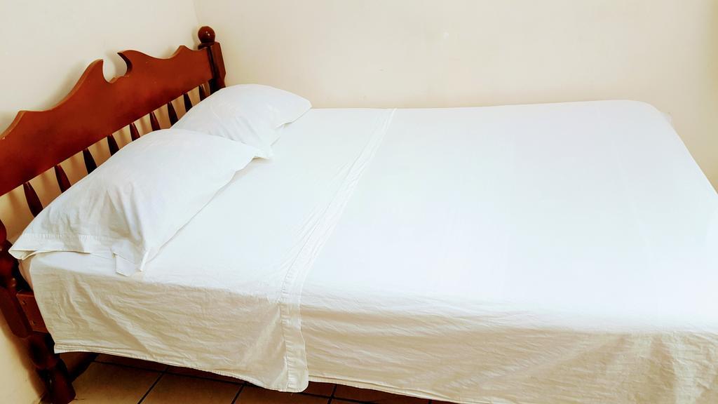 Sea Breeze Guest House Belize City Buitenkant foto