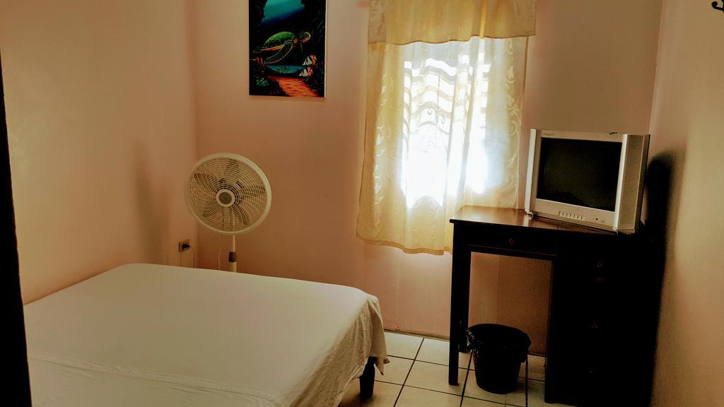 Sea Breeze Guest House Belize City Buitenkant foto
