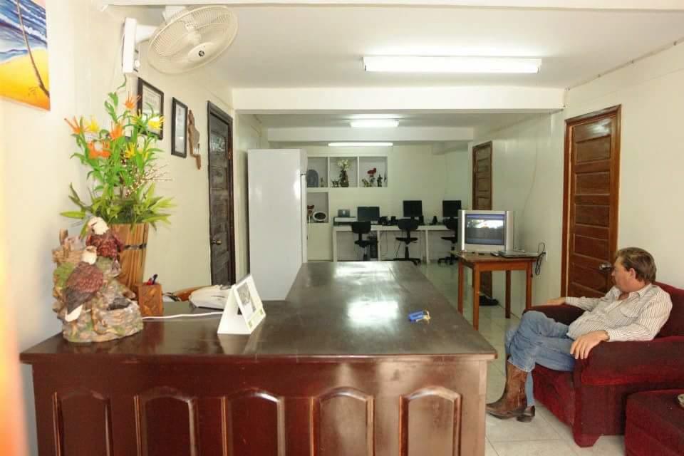 Sea Breeze Guest House Belize City Buitenkant foto