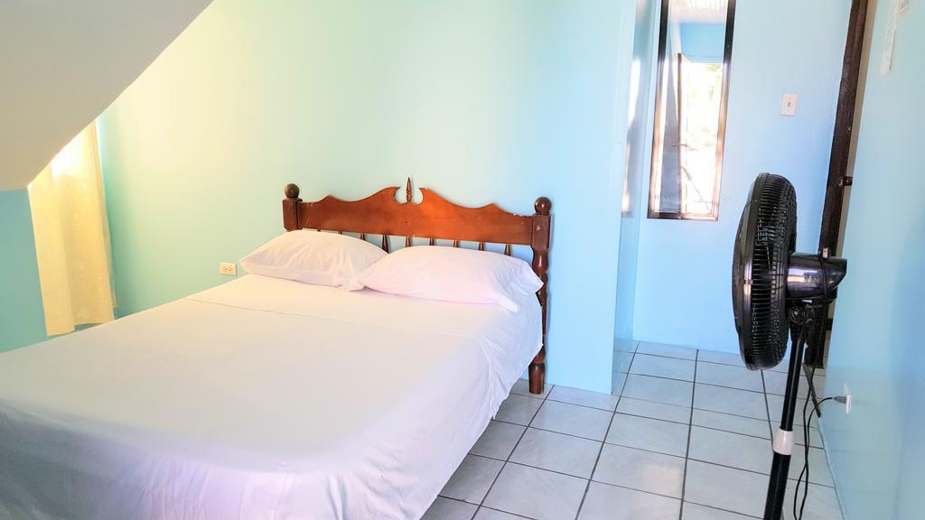 Sea Breeze Guest House Belize City Buitenkant foto